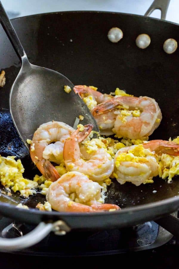 虾和鸡蛋在炒锅烹饪