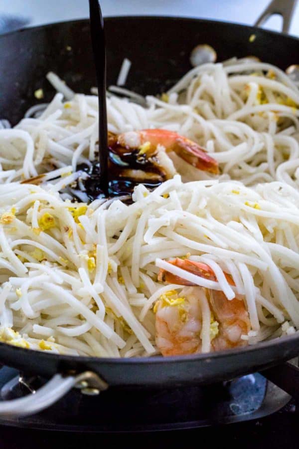 垫泰国酱被倒在面条上