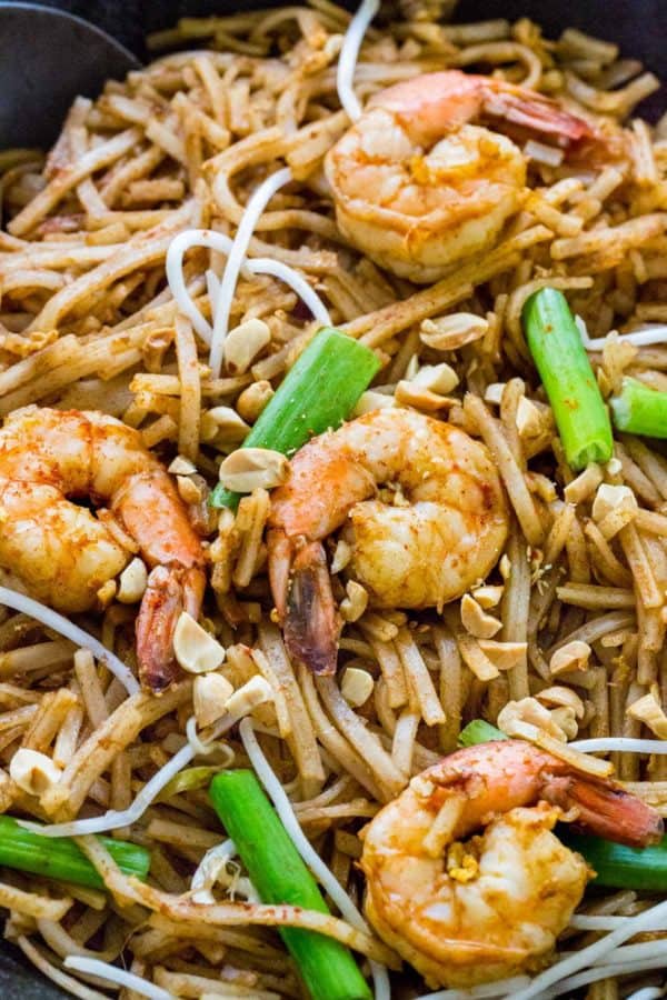 垫泰国面条用虾在炒锅烹调