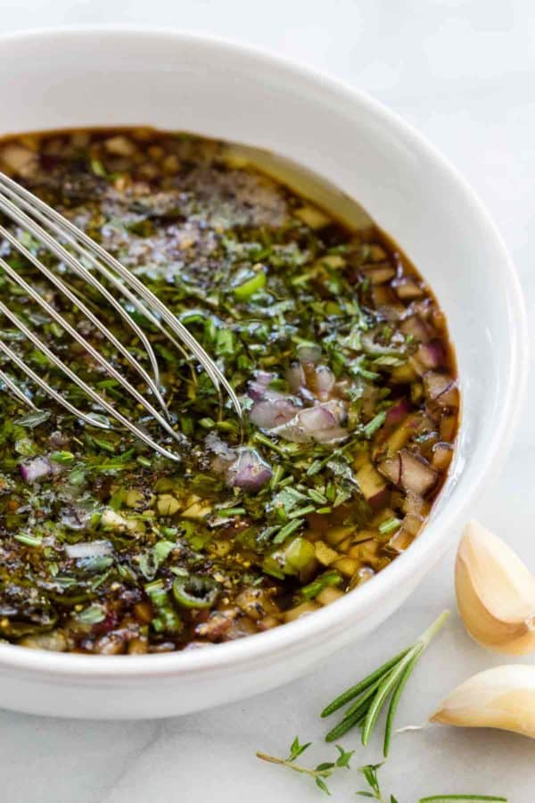 在一个白色碗的牛排卤汁混合物用扫