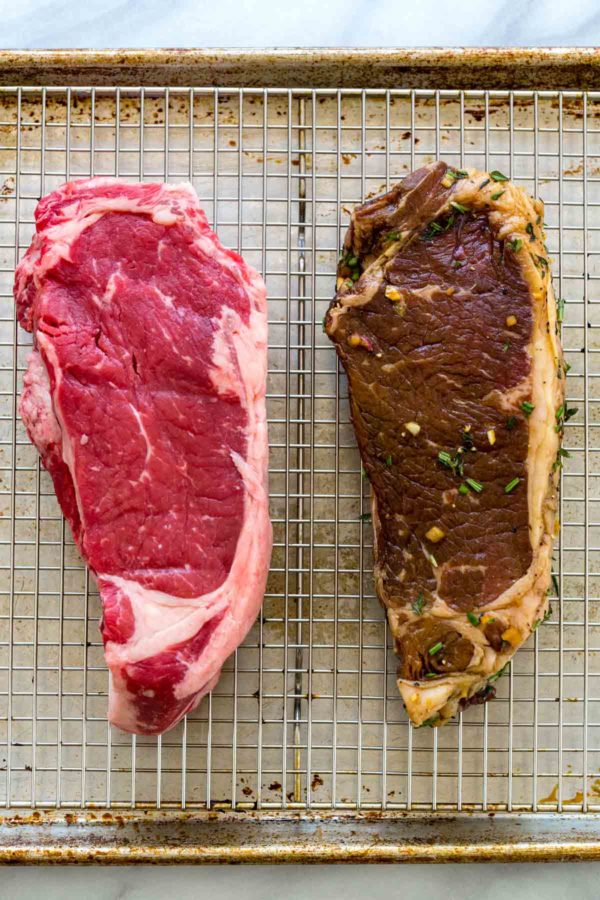 两个纽约剥离牛排与不同播放时间的比较