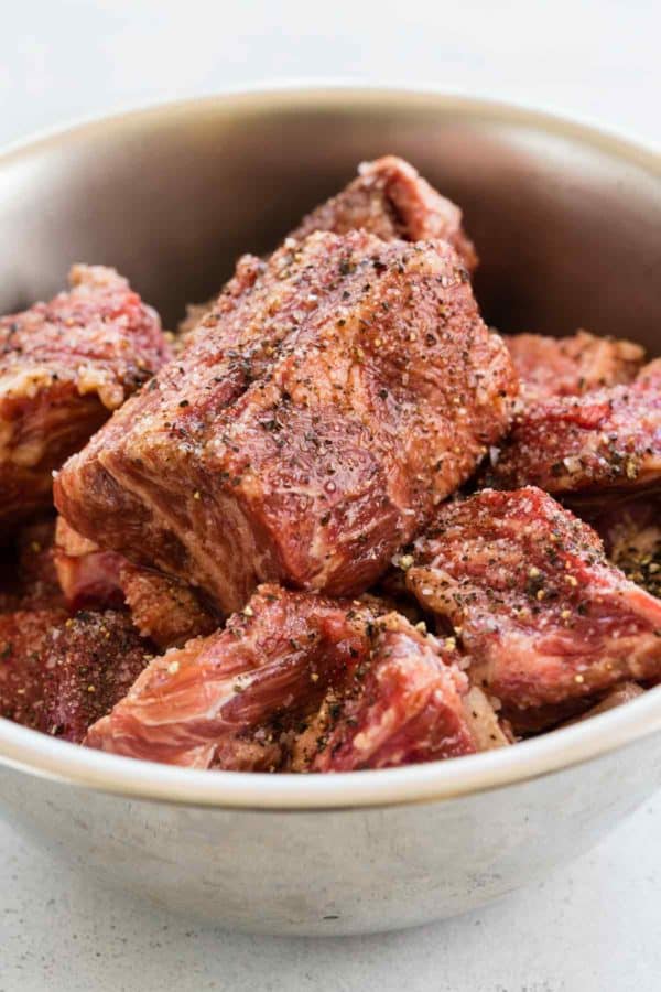 调味牛肉放在碗里