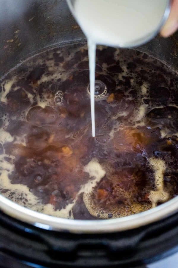 把玉米淀粉浆倒进快煲里使酱汁变稠