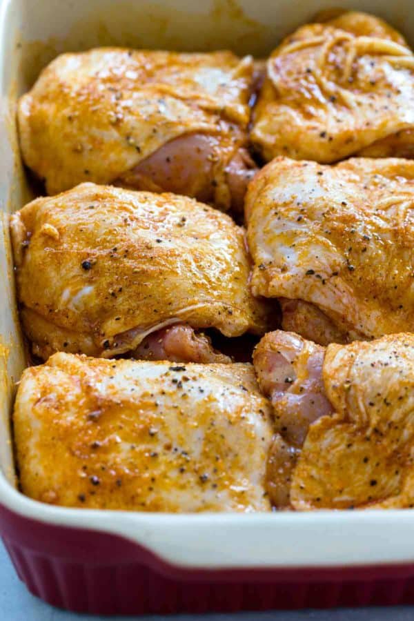 鸡大腿在盘子里腌制