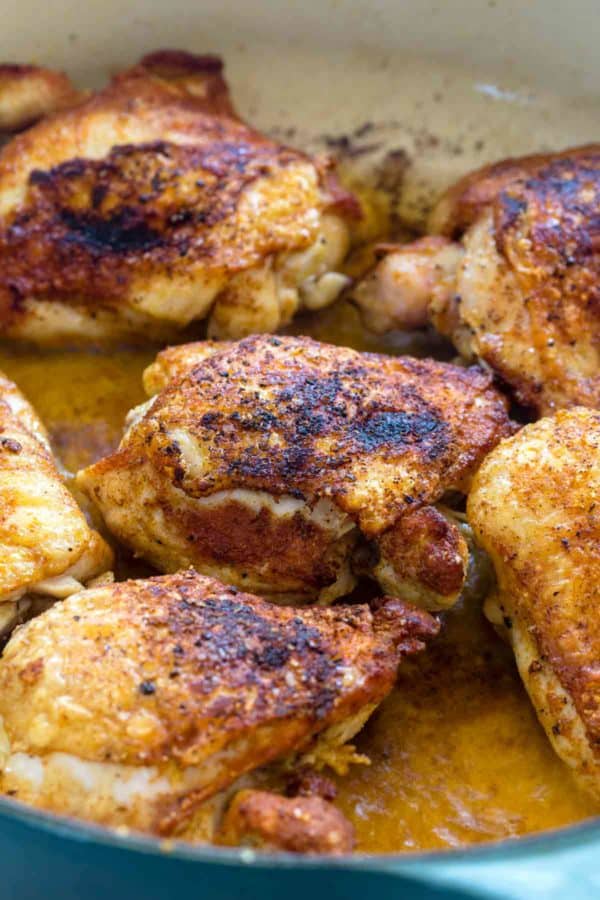 鸡大腿被炒在锅里