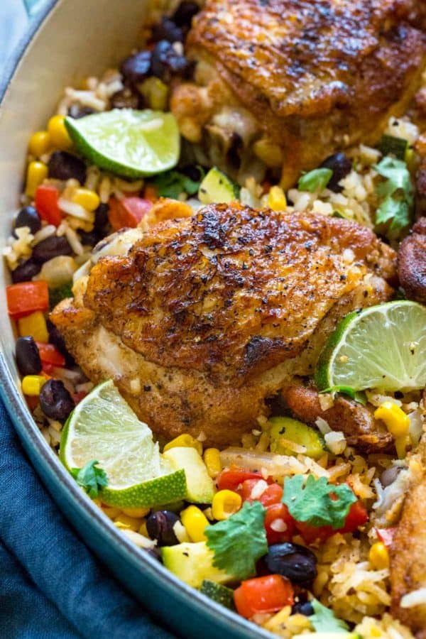 鸡大腿特写镜头照片与酥脆皮肤的在菜和米床上