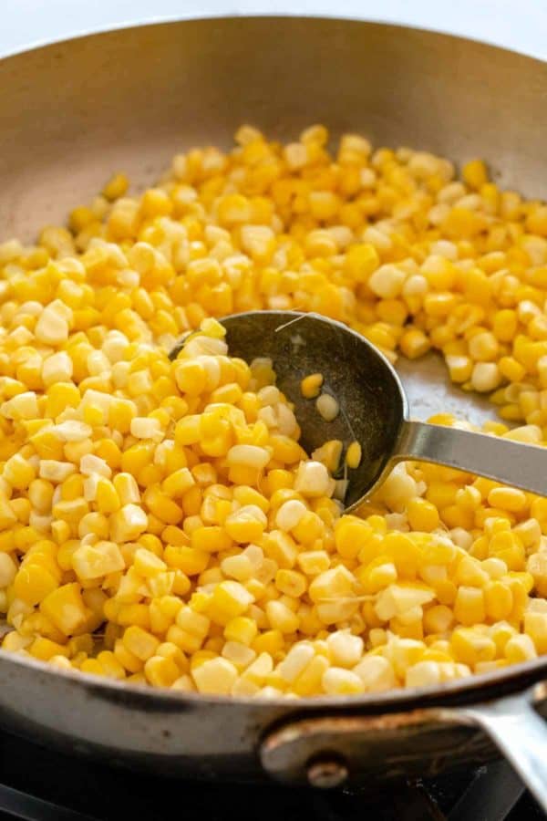 玉米仁被炒在锅里