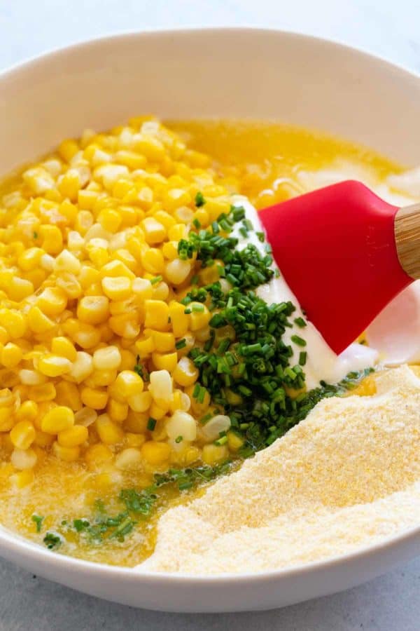 玉米砂锅的原料在碗中即将混合在一起