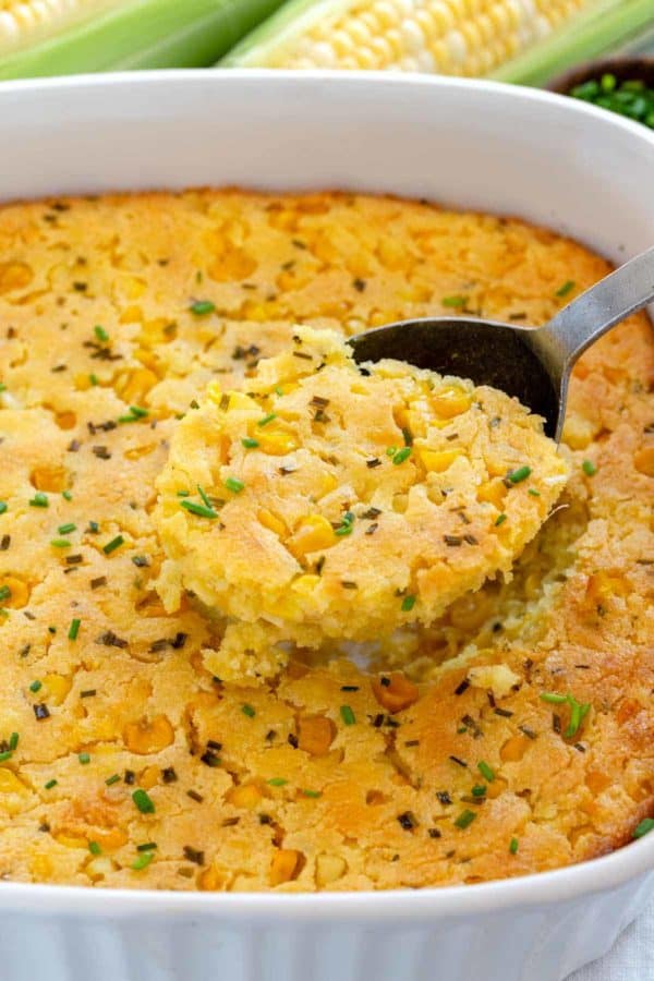 金属勺提起一份玉米砂锅