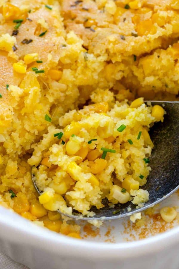 近距离照片显示一个勺子舀进玉米砂锅