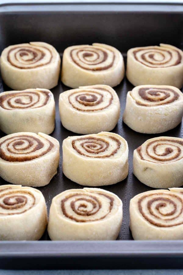 肉桂卷在烤盘里一字排开