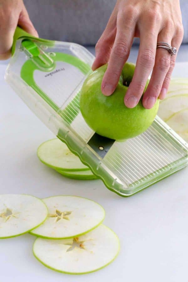在曼陀林切片一个绿色苹果的人