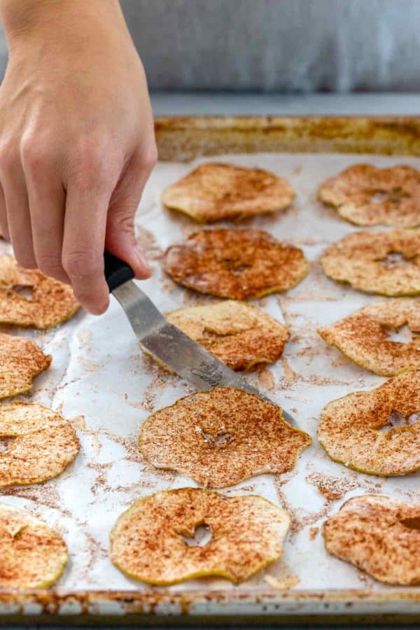 把烤苹果片和羊皮纸分开的人