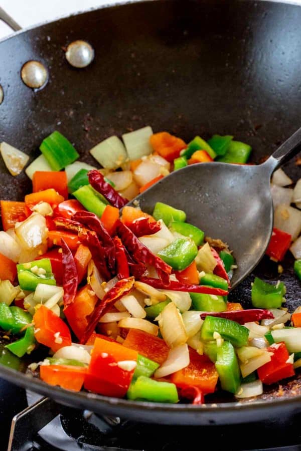 青椒片和干红辣椒在锅里炒