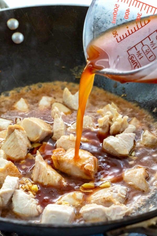 将鸡汤与鸡肉一起倒入锅中