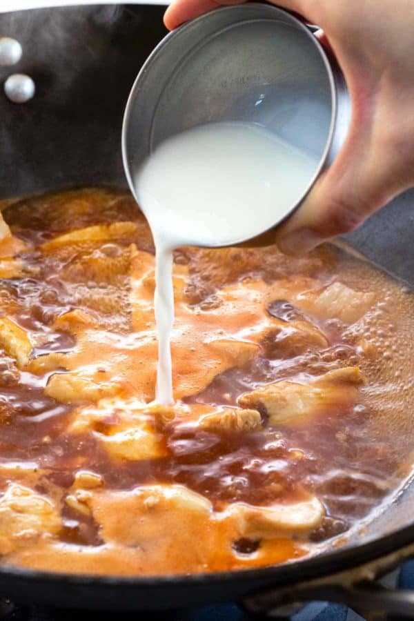 把玉米淀粉倒进热锅里