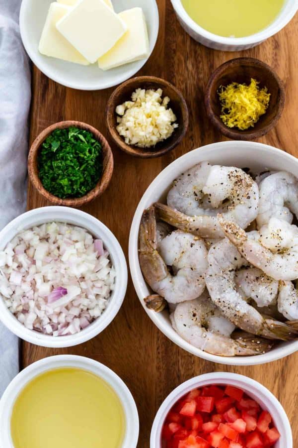 虾肉配料摊在桌上