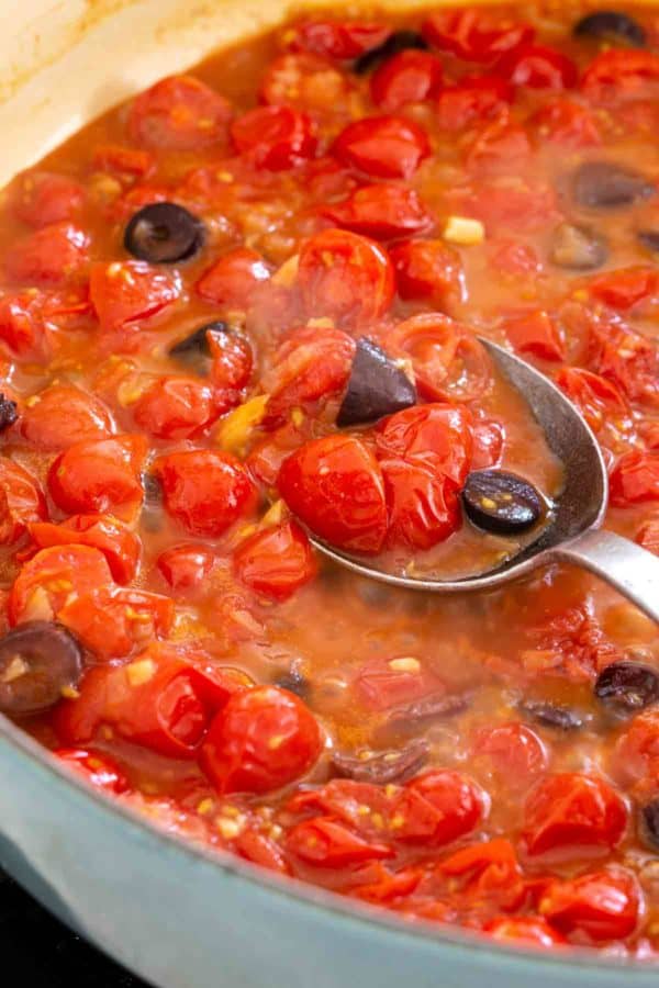 樱桃西红柿和橄榄在炉灶上烹饪