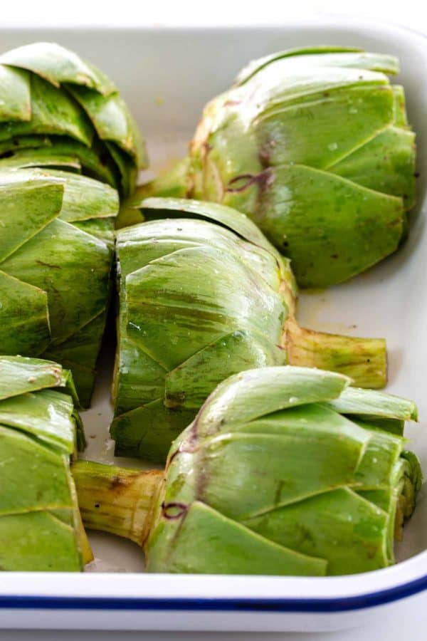 在烘烤盘的朝鲜蓟准备好在烤箱烤