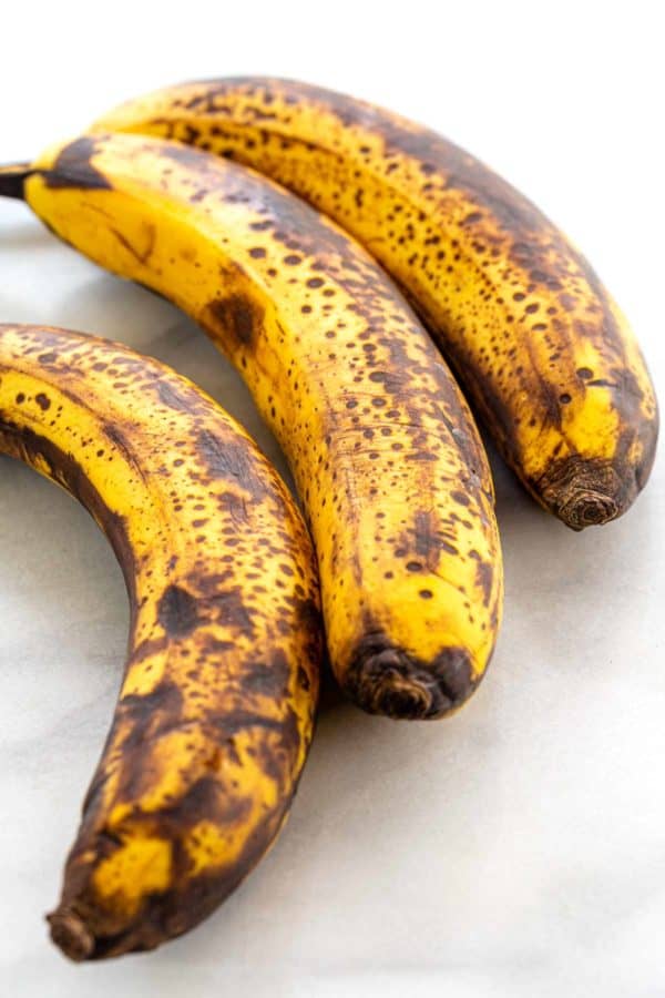 三个成熟的香蕉与棕色斑点