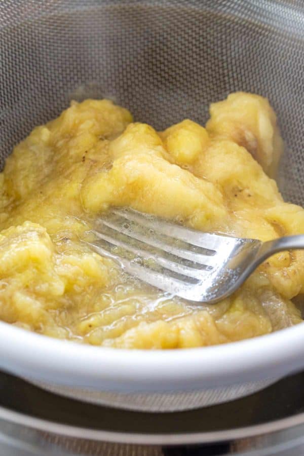 通过过滤器捣碎香蕉