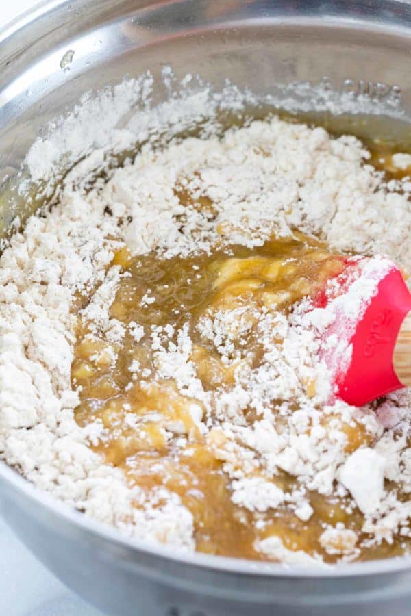 在一个搅拌碗里混合湿的和干的原料