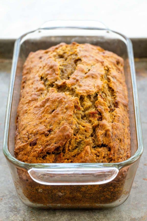 新鲜香蕉面包在玻璃面包盘中冷却