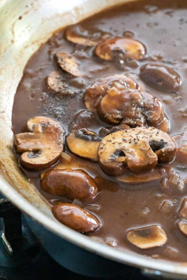 在平底锅里煮蘑菇酱