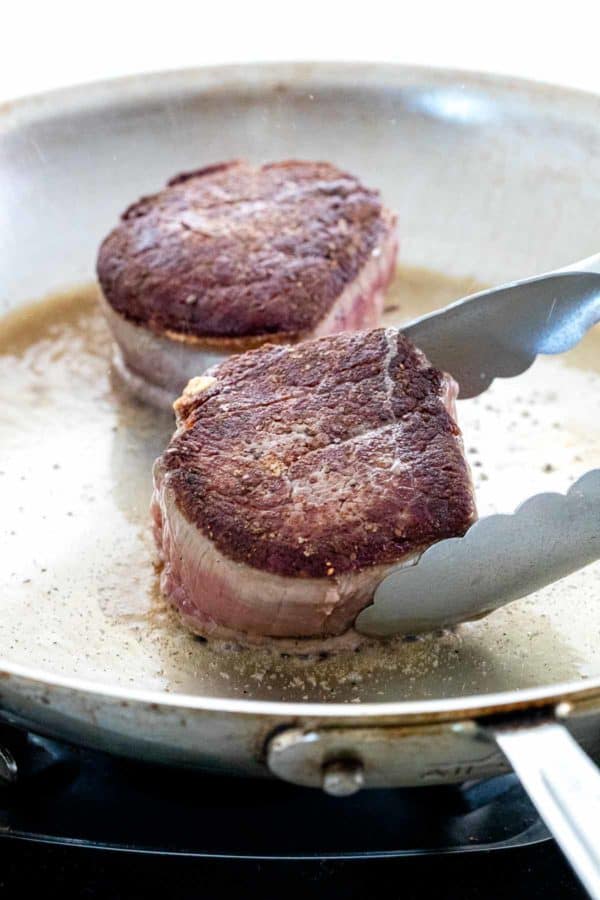 塞内西亚骨折在不锈钢煎锅