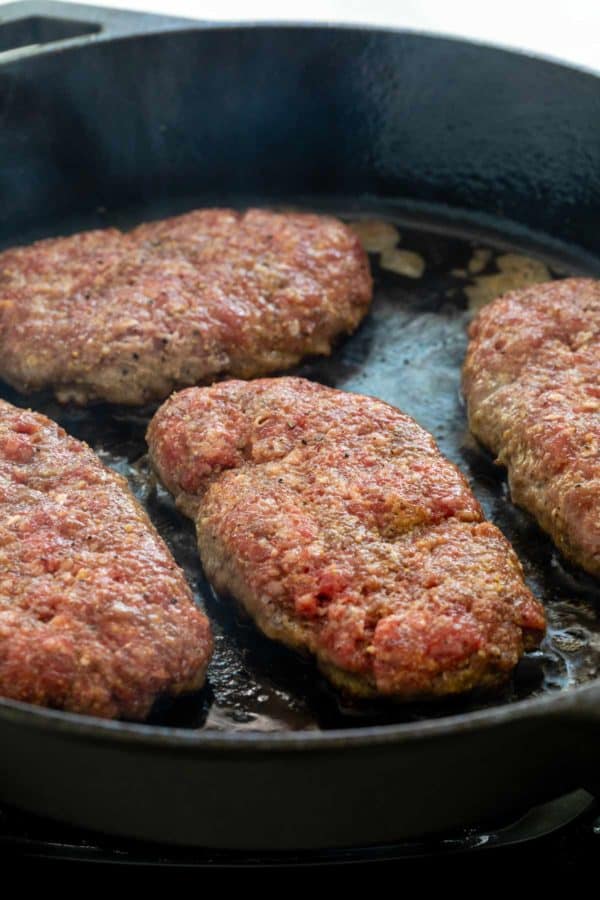 用铸铁煎锅煮碎牛肉饼