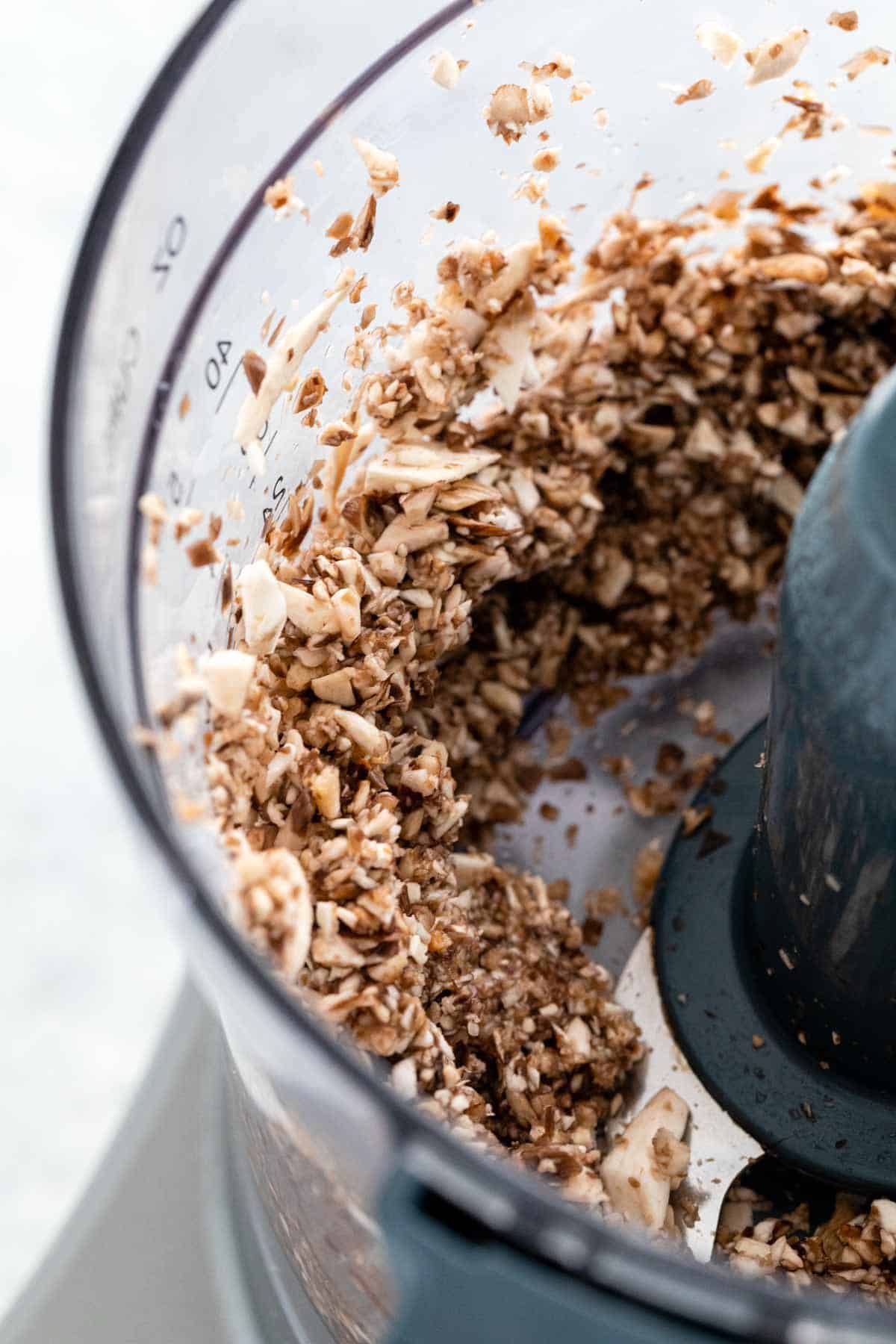 在食品加工机中切碎蘑菇