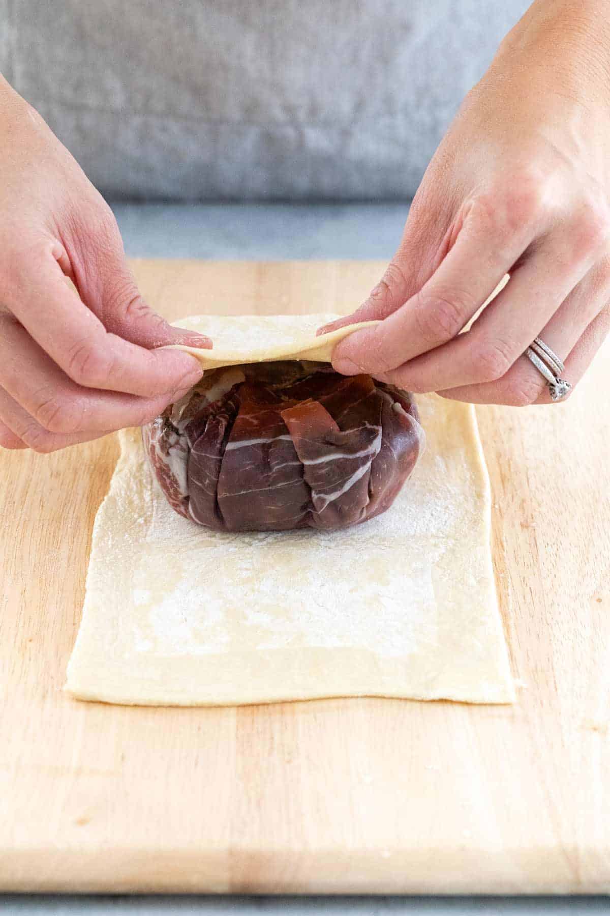 把酥皮放在菲力牛排上