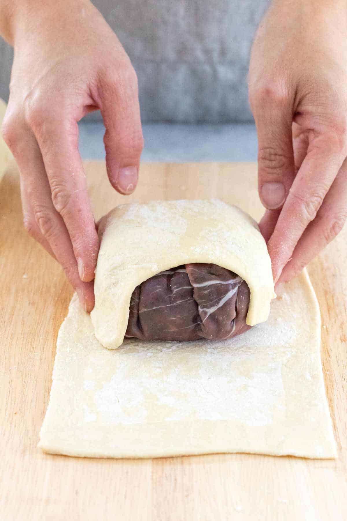 用酥皮包裹牛肉片