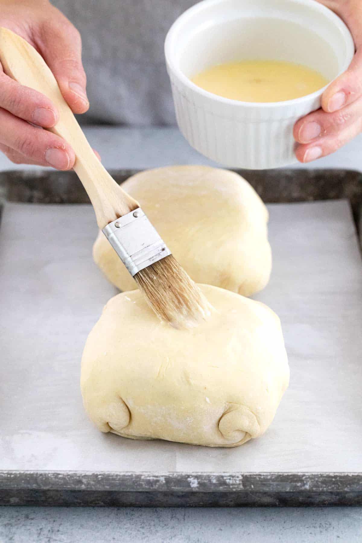 把蛋液涂在惠灵顿牛肉上