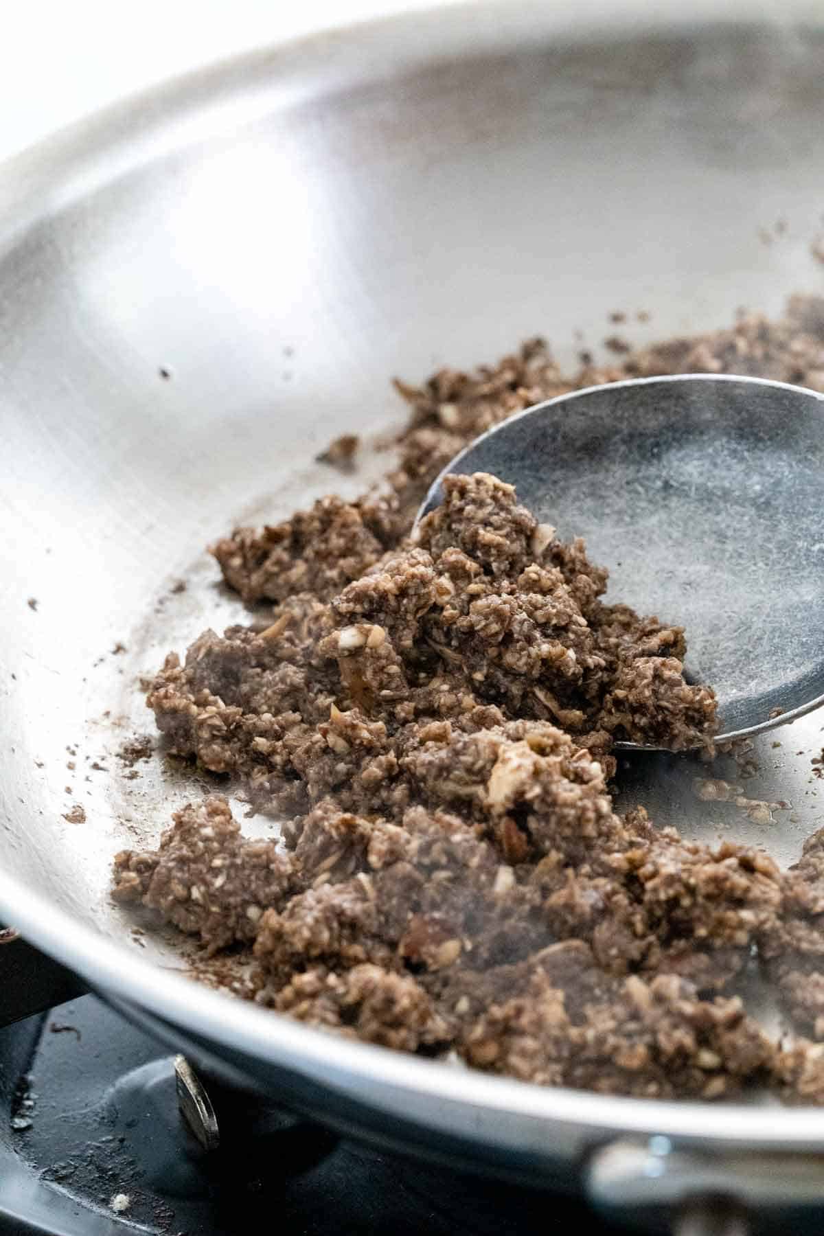 用平底锅煎蘑菇