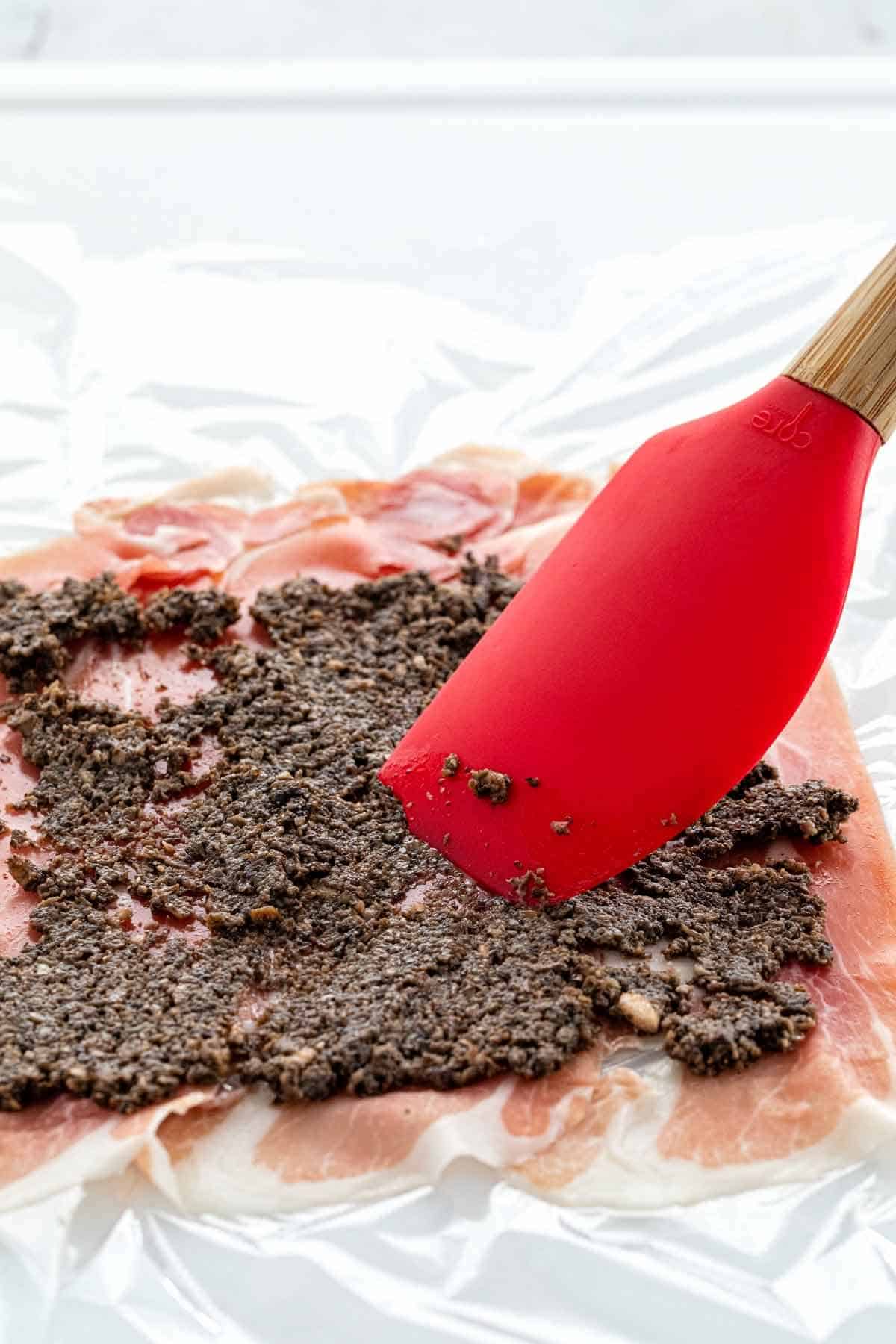 填充在一层熏火腿上的蘑菇