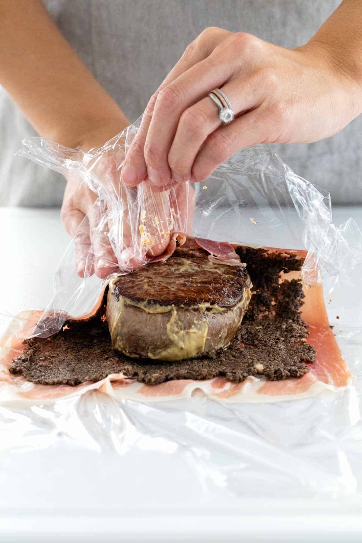 用熏火腿包牛排