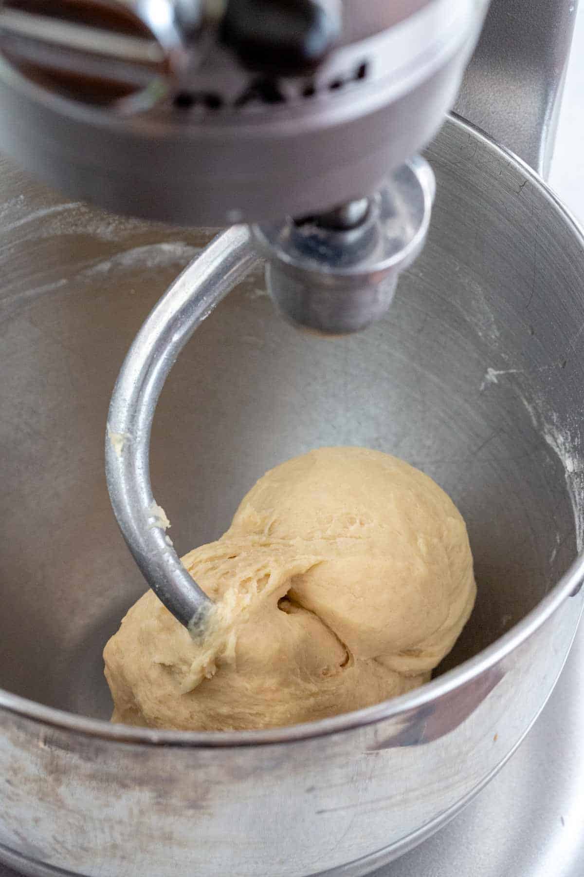 在立式混合器中制作面团