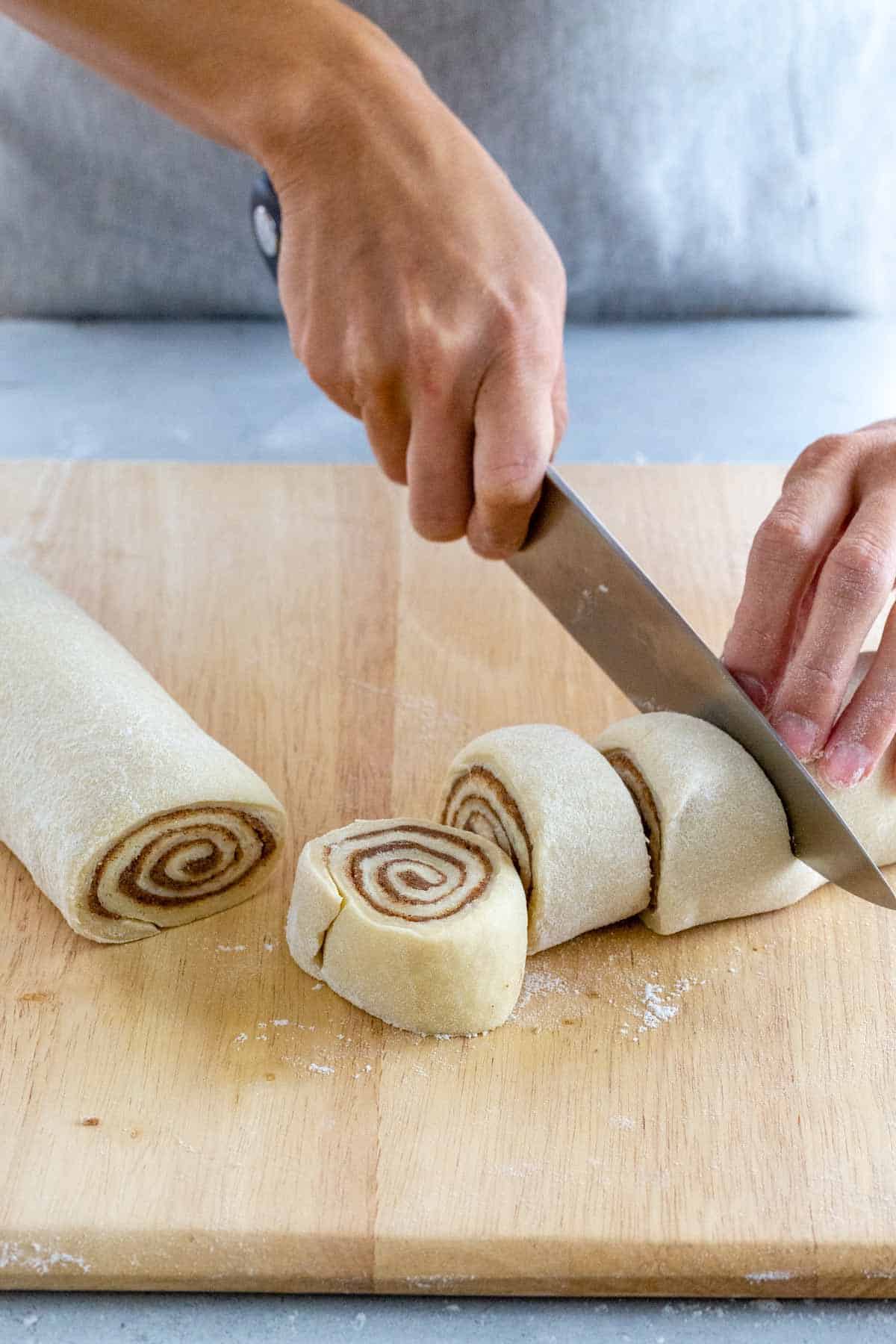 将肉桂卷切成较小的碎片
