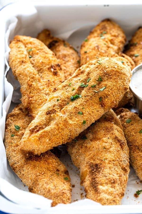 烤盘里的酥脆鸡柳