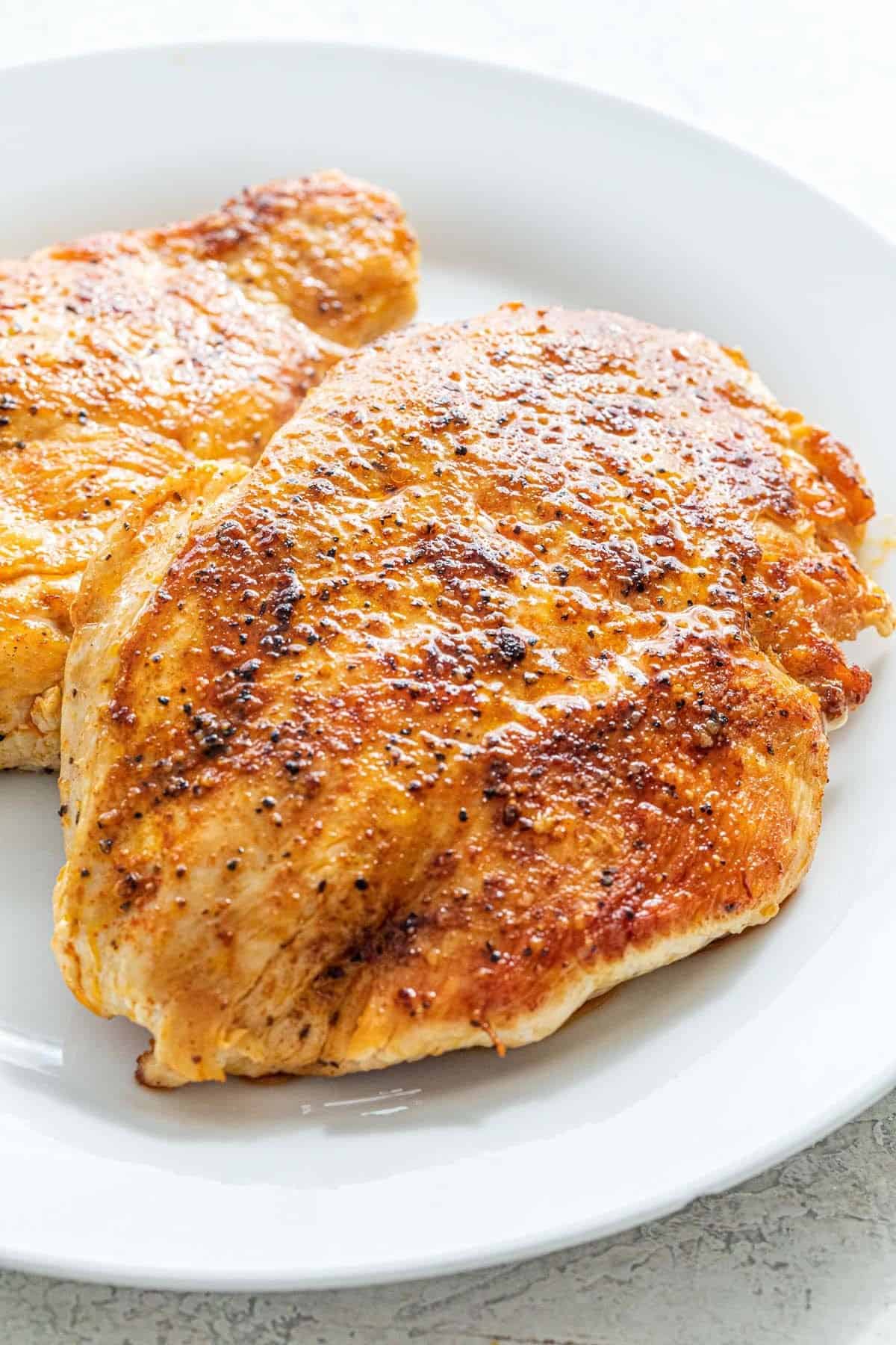 煮好的鸡胸肉放在盘子里