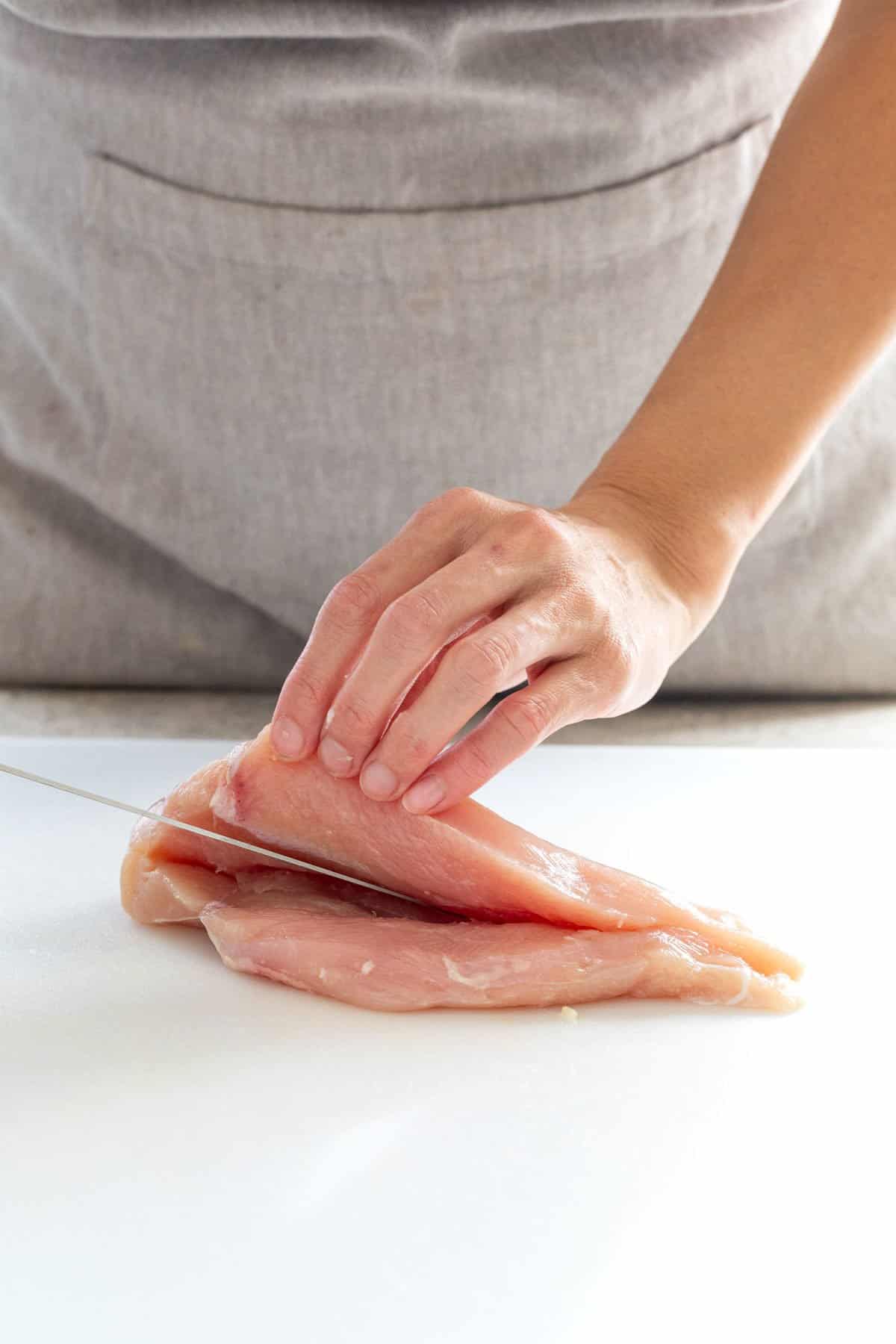 将口袋切成鸡胸肉