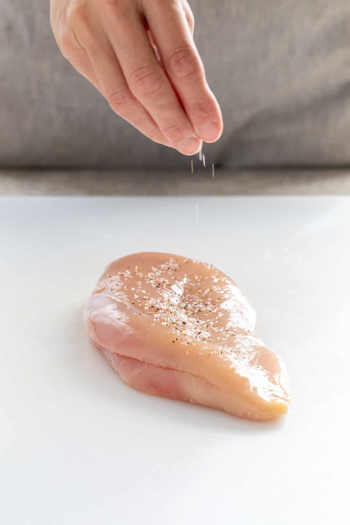 用盐和胡椒调味鸡