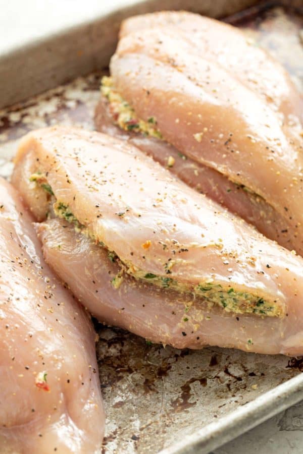 放在烤盘上的填馅鸡肉块