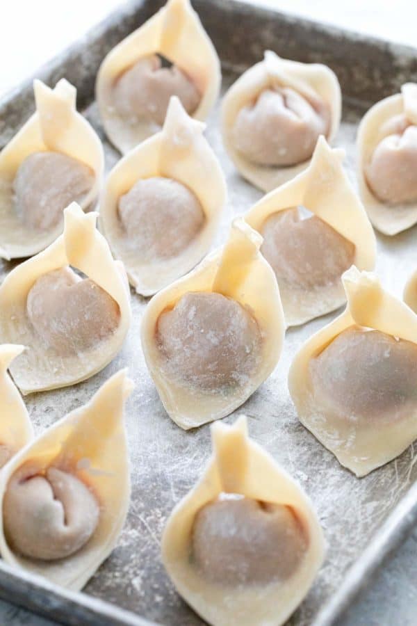 在平底锅上放几个生馄饨