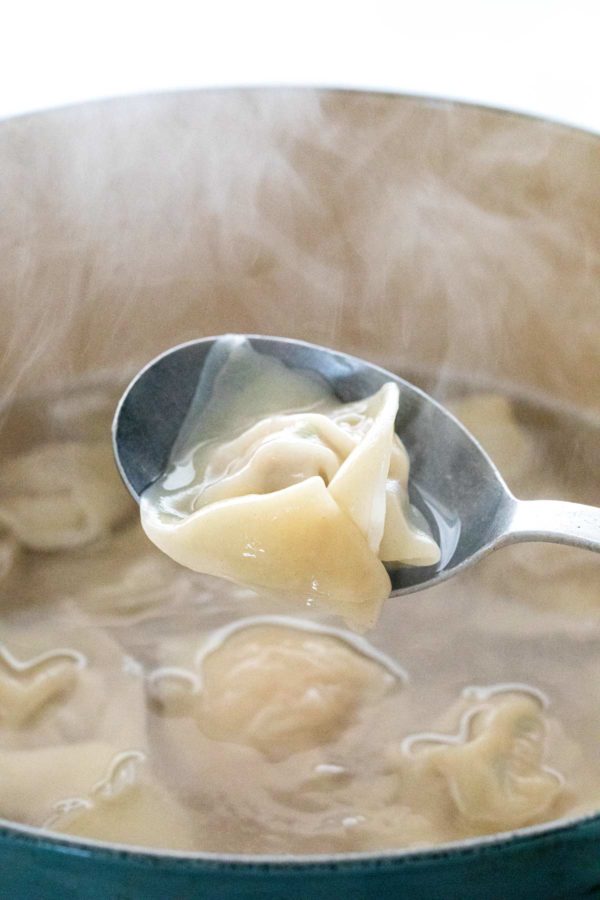 一大锅水里面煮着馄饨