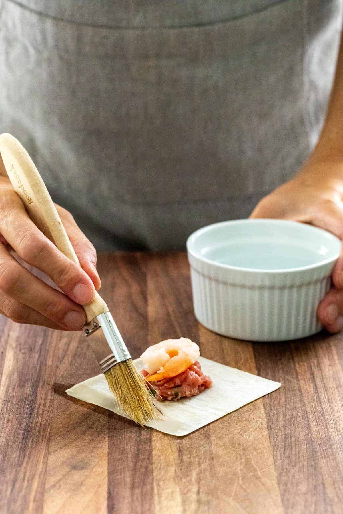 用水刷包装纸的边缘