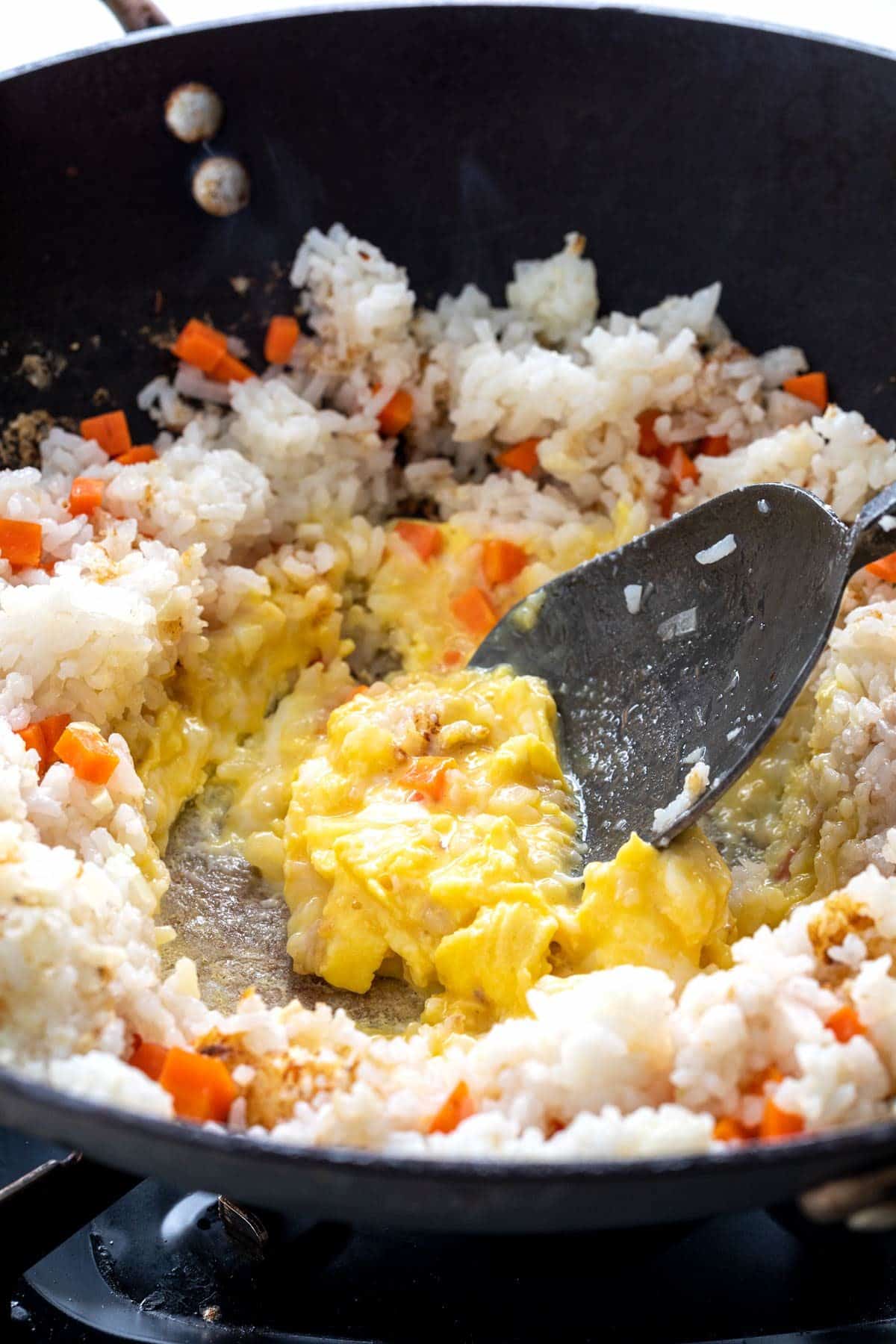 在炒锅中制作炒鸡蛋
