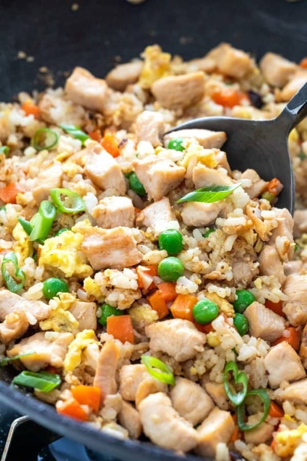 关闭在炒锅的鸡炒饭