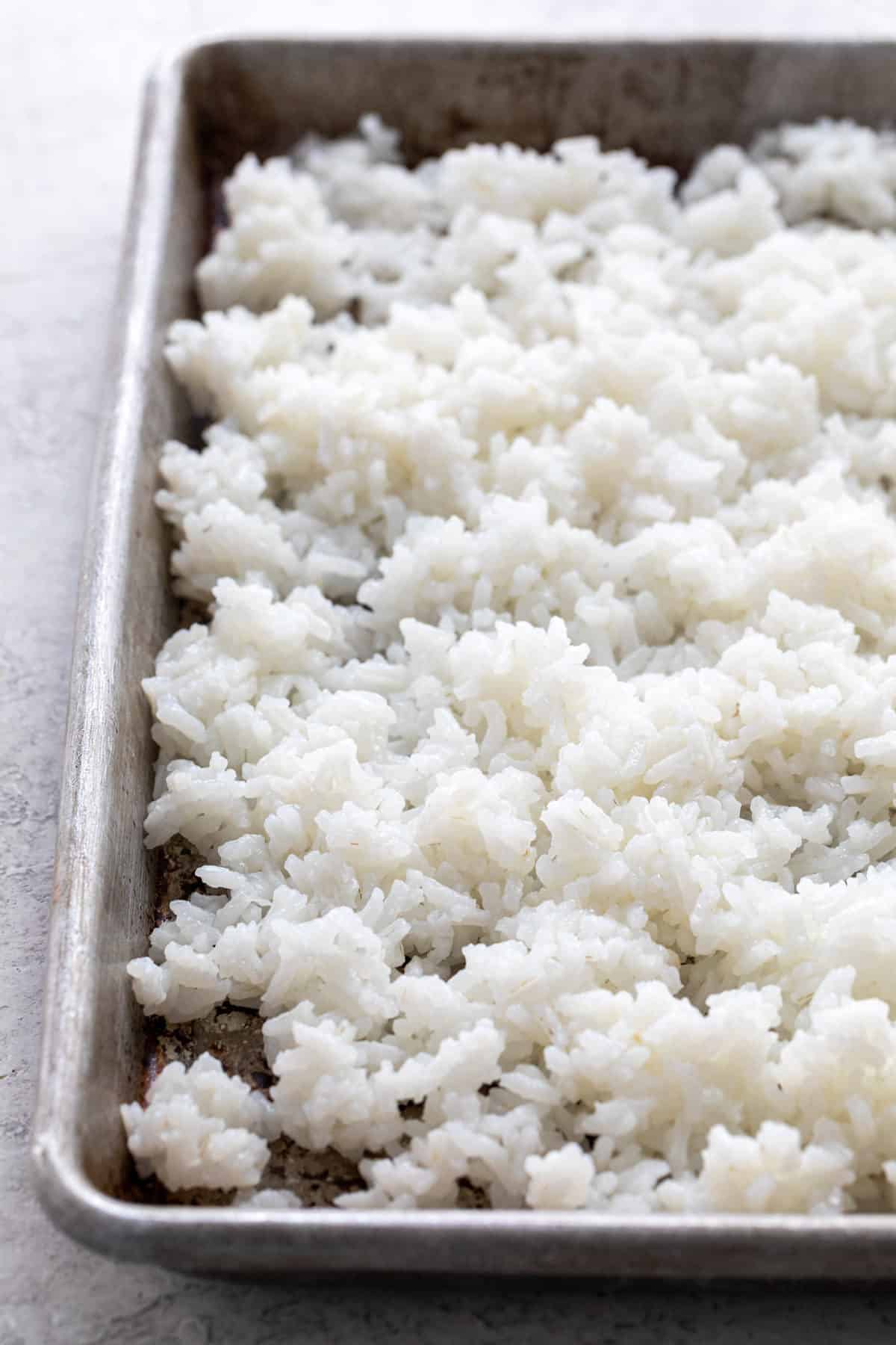 在烤盘上冷却米饭